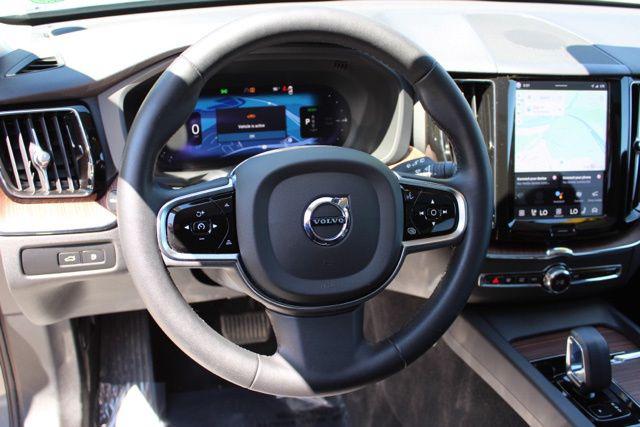2024 Volvo XC60 Recharge T8 Plus Dark Theme