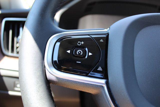 2024 Volvo XC60 Recharge T8 Plus Dark Theme
