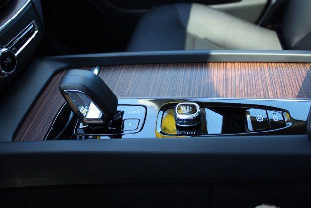 2024 Volvo XC60 Recharge T8 Plus Dark Theme