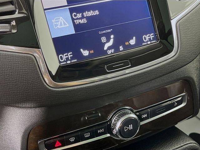 2017 Volvo XC90 T6 Momentum