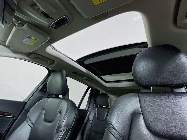 2017 Volvo XC90 T6 Momentum