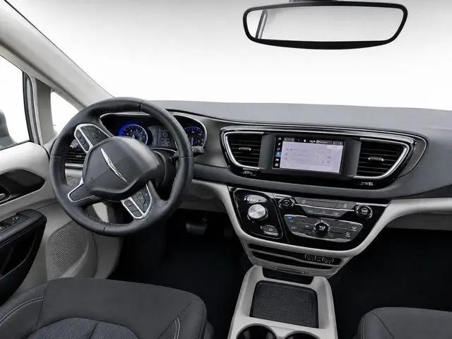 2023 Chrysler Voyager LX