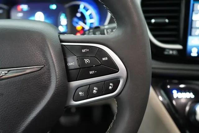 2024 Chrysler Pacifica Hybrid Select
