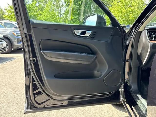 2024 Volvo XC60 B5 Plus Dark Theme