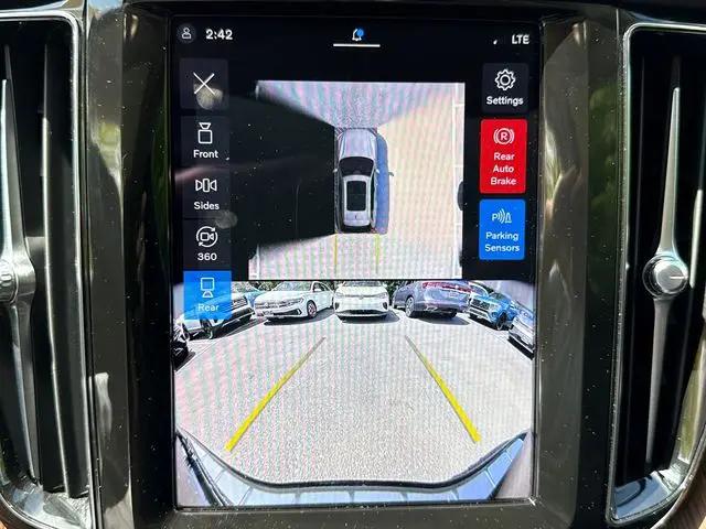 2024 Volvo XC60 B5 Plus Dark Theme