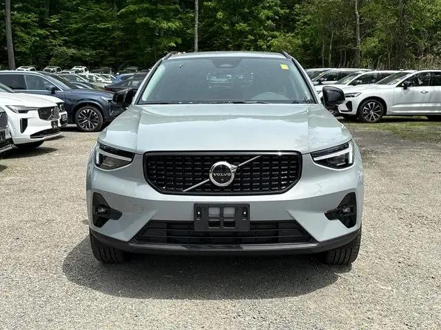 2026 Volvo XC40 Plus, B5 AWD Gas (mild hybrid), Dark
