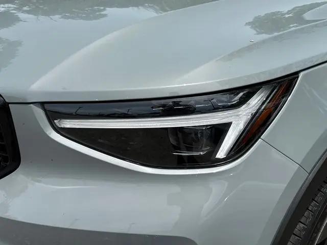 2026 Volvo XC40 Plus, B5 AWD Gas (mild hybrid), Dark