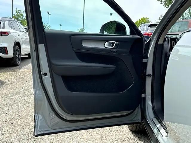 2026 Volvo XC40 Plus, B5 AWD Gas (mild hybrid), Dark