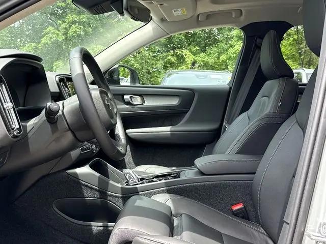 2026 Volvo XC40 Plus, B5 AWD Gas (mild hybrid), Dark