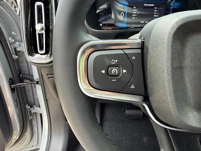 2026 Volvo XC40 Plus, B5 AWD Gas (mild hybrid), Dark