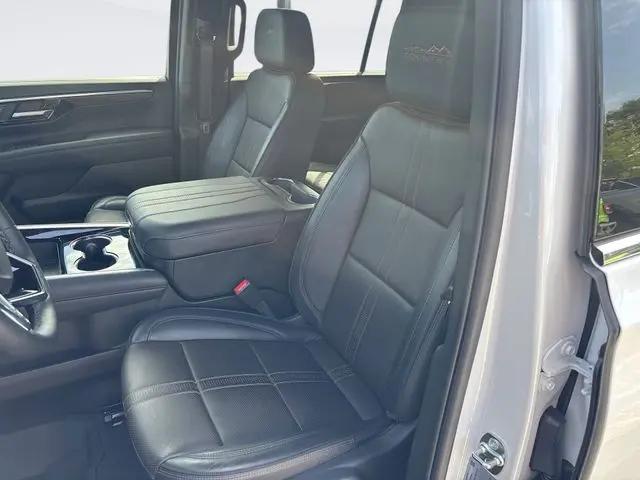 2025 Chevrolet Suburban 4WD High Country