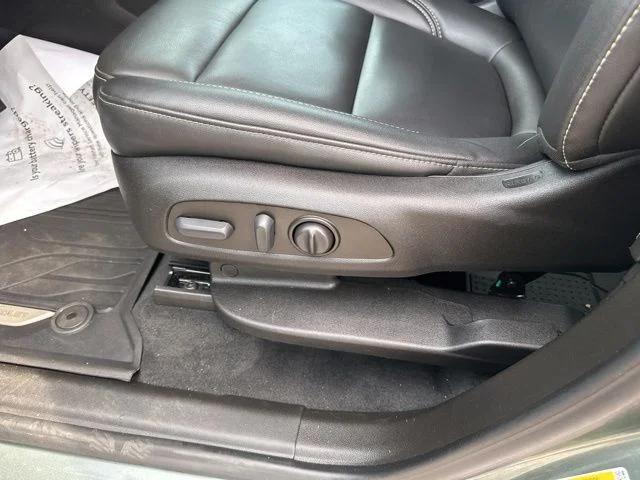 2023 Chevrolet Traverse AWD LT Leather