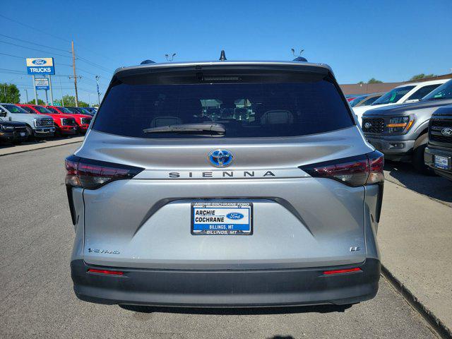 2025 Toyota Sienna LE