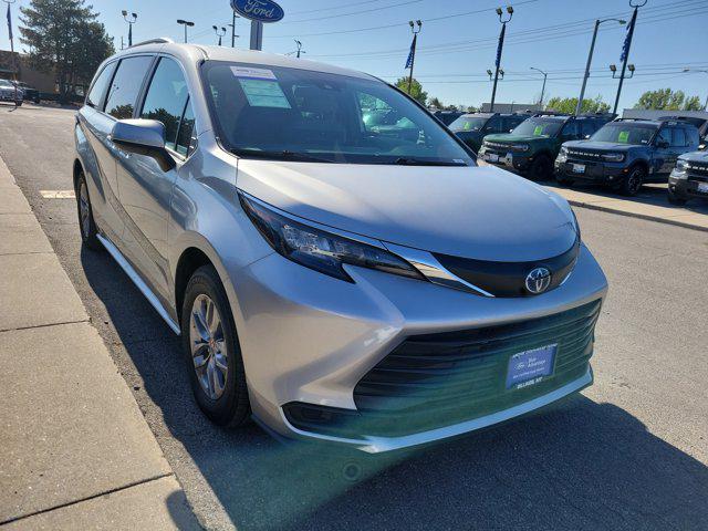 2025 Toyota Sienna LE