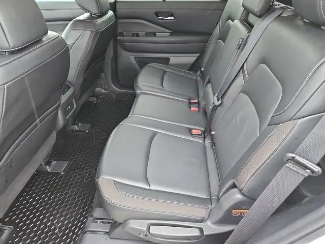 2024 Nissan Pathfinder SL FWD