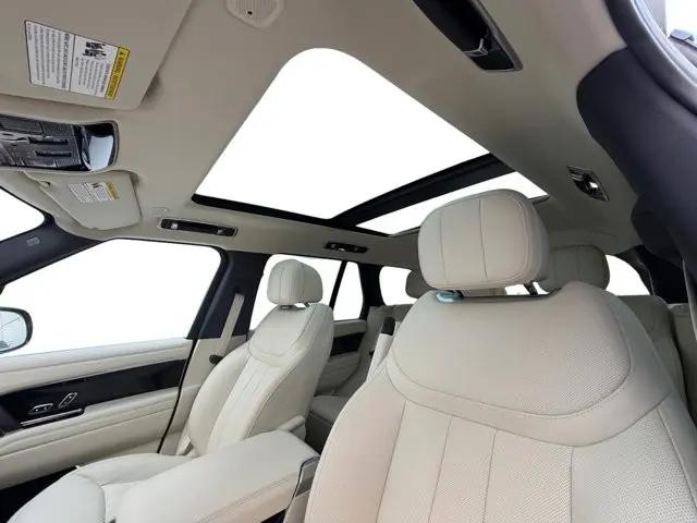 2025 Land Rover Range Rover P530 SE