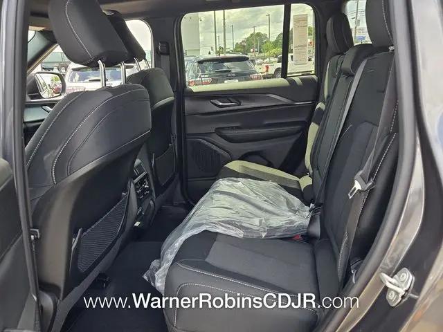 2026 Jeep Grand Cherokee Altitude 4x2