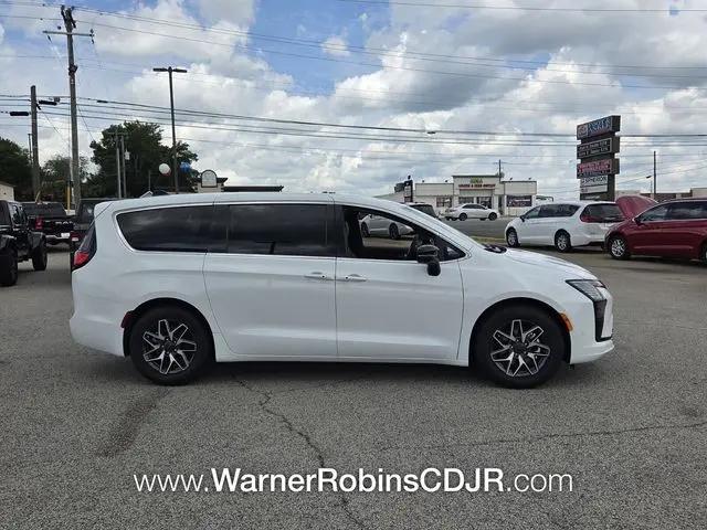 2027 Chrysler Pacifica Limited