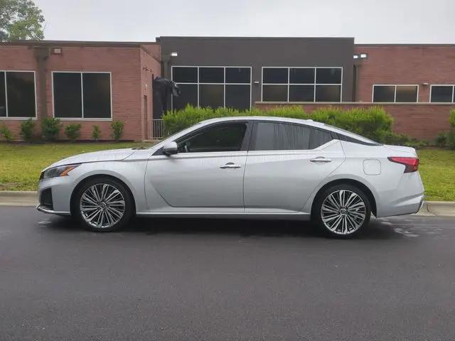 2023 Nissan Altima SL FWD