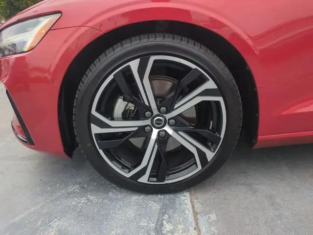 2024 Volvo S60 B5 Plus Dark Theme