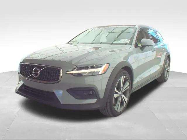 2025 Volvo V60 Cross Country Plus, B5 AWD Gas (mild hybrid)
