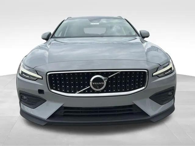 2025 Volvo V60 Cross Country Plus, B5 AWD Gas (mild hybrid)