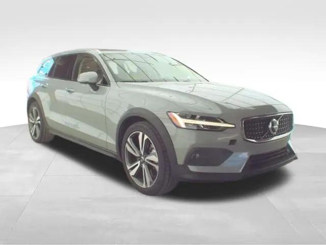 2025 Volvo V60 Cross Country Plus, B5 AWD Gas (mild hybrid)