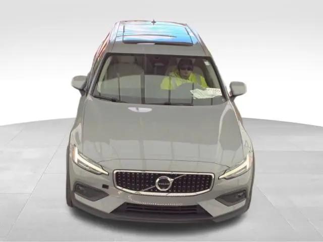 2025 Volvo V60 Cross Country Plus, B5 AWD Gas (mild hybrid)