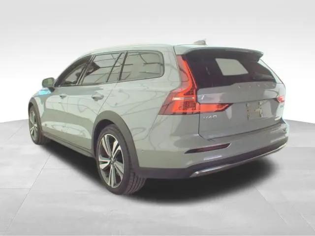 2025 Volvo V60 Cross Country Plus, B5 AWD Gas (mild hybrid)