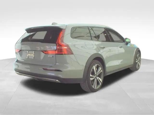 2025 Volvo V60 Cross Country Plus, B5 AWD Gas (mild hybrid)