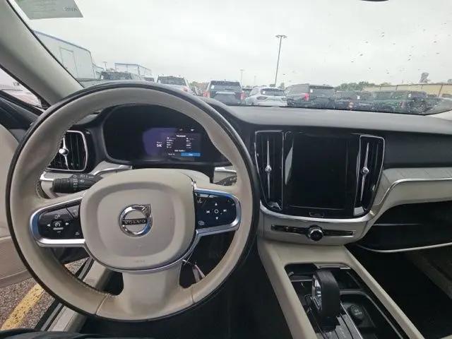 2025 Volvo V60 Cross Country Plus, B5 AWD Gas (mild hybrid)