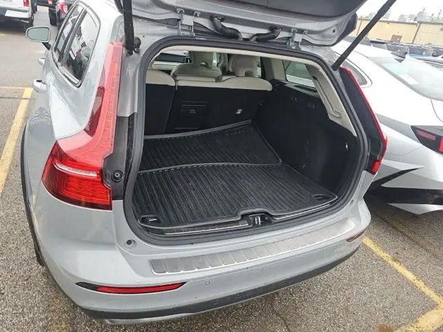 2025 Volvo V60 Cross Country Plus, B5 AWD Gas (mild hybrid)