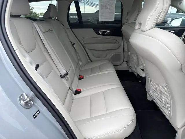 2025 Volvo V60 Cross Country Plus, B5 AWD Gas (mild hybrid)