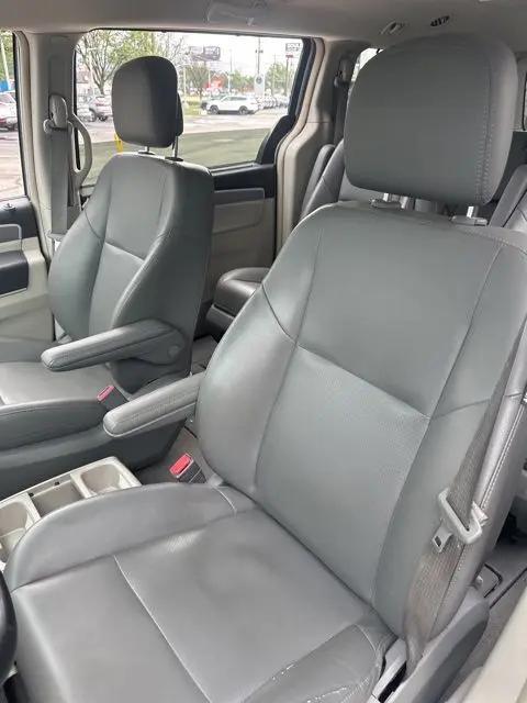 2012 Volkswagen Routan SE