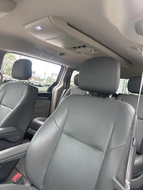 2012 Volkswagen Routan SE