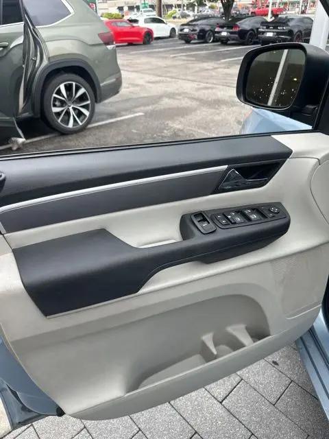 2012 Volkswagen Routan SE