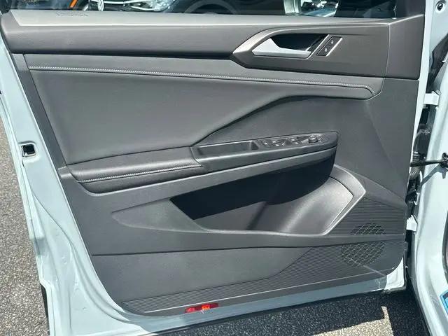 2026 Volkswagen Taos SE Black