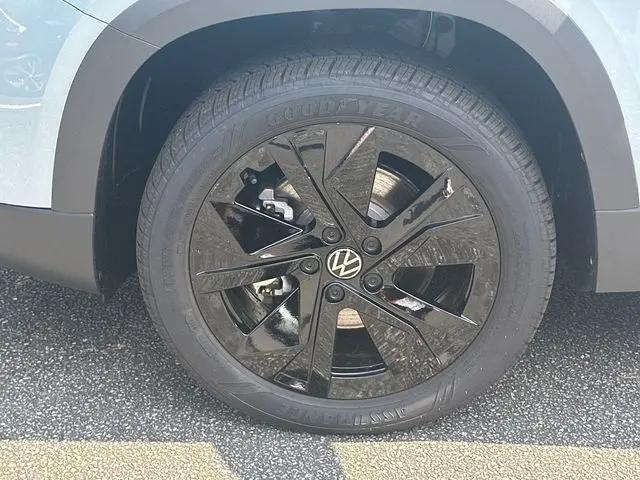 2026 Volkswagen Taos SE Black