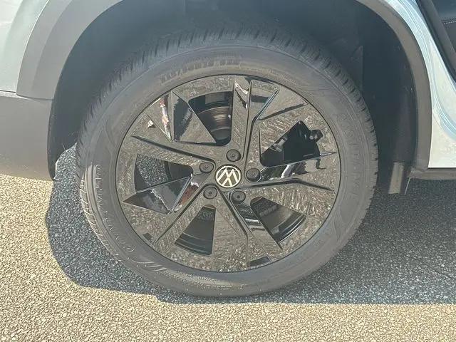 2026 Volkswagen Taos SE Black