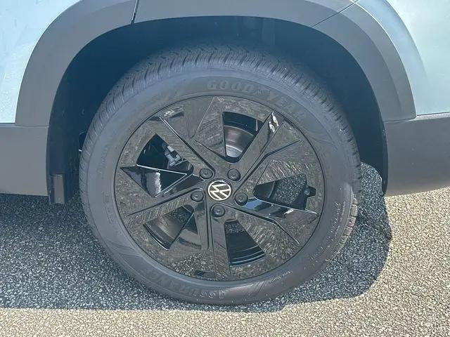 2026 Volkswagen Taos SE Black