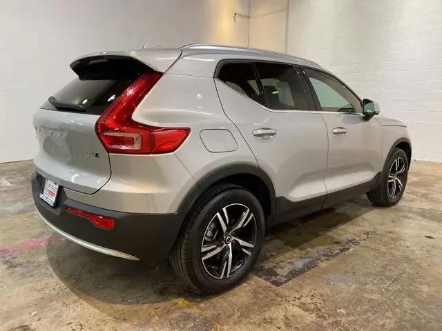2025 Volvo XC40 B5 Core Bright Theme