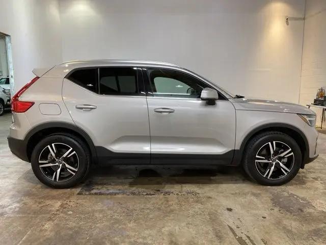 2025 Volvo XC40 B5 Core Bright Theme