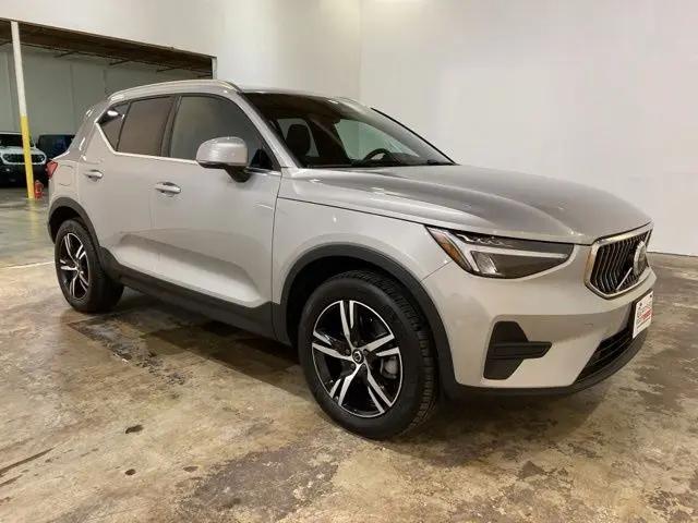 2025 Volvo XC40 B5 Core Bright Theme