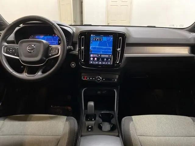 2025 Volvo XC40 B5 Core Bright Theme