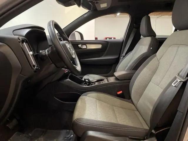 2025 Volvo XC40 B5 Core Bright Theme