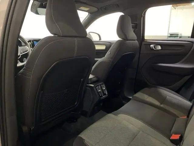 2025 Volvo XC40 B5 Core Bright Theme