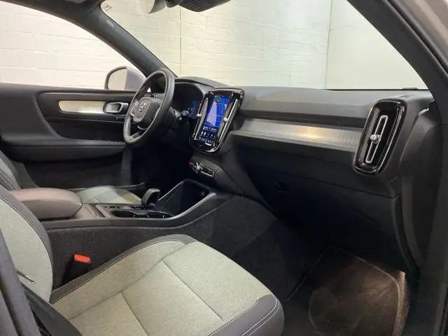 2025 Volvo XC40 B5 Core Bright Theme