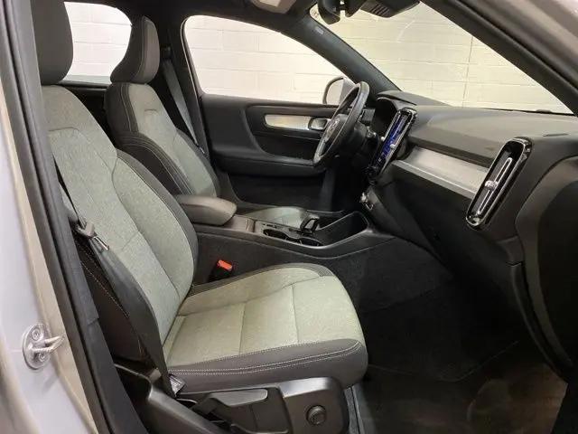 2025 Volvo XC40 B5 Core Bright Theme