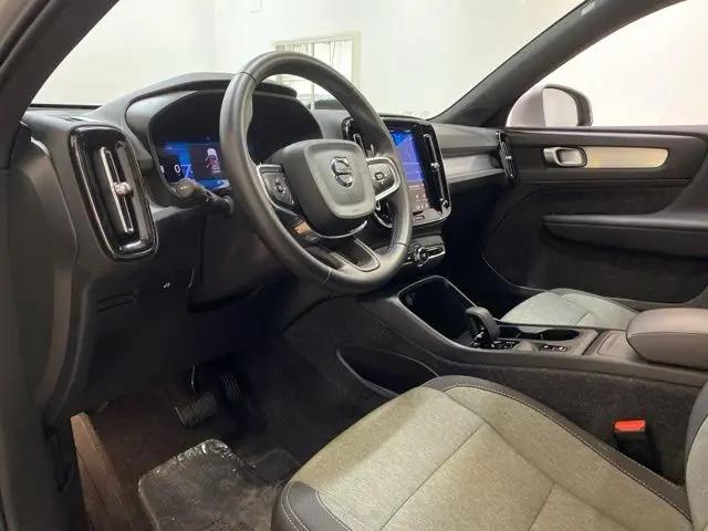 2025 Volvo XC40 B5 Core Bright Theme