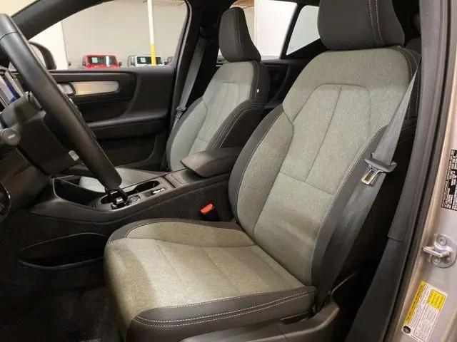 2025 Volvo XC40 B5 Core Bright Theme